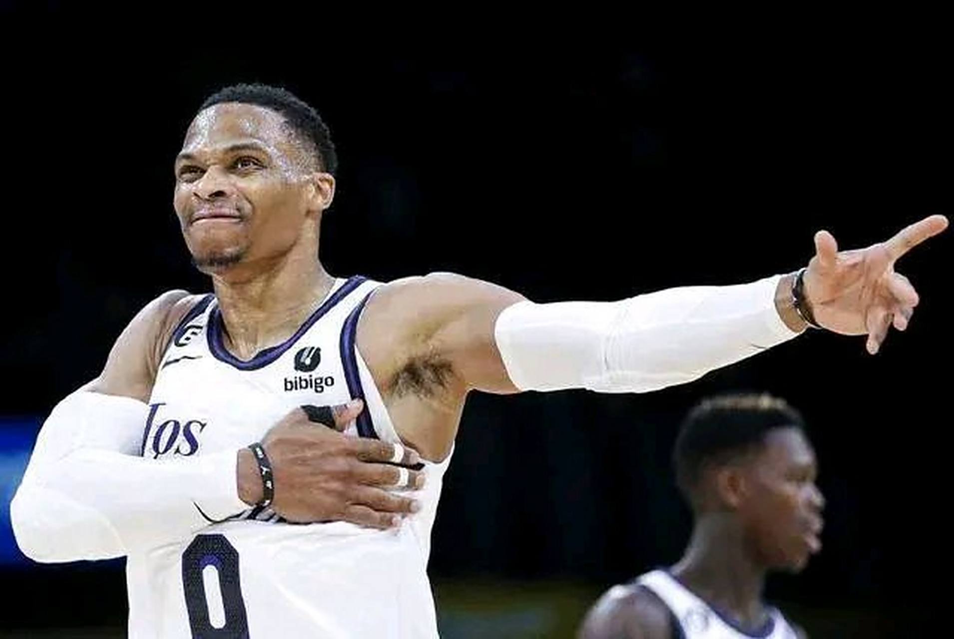 爵士逆转马刺，威斯布鲁克关键制胜的简单介绍