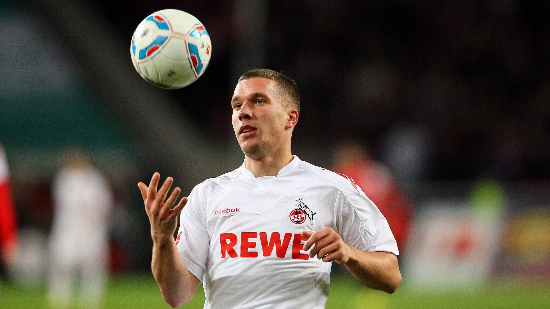 引擎轰鸣夜，福克斯稳定输出不掉线，F1新赛季揭幕战的战术与韧性启示