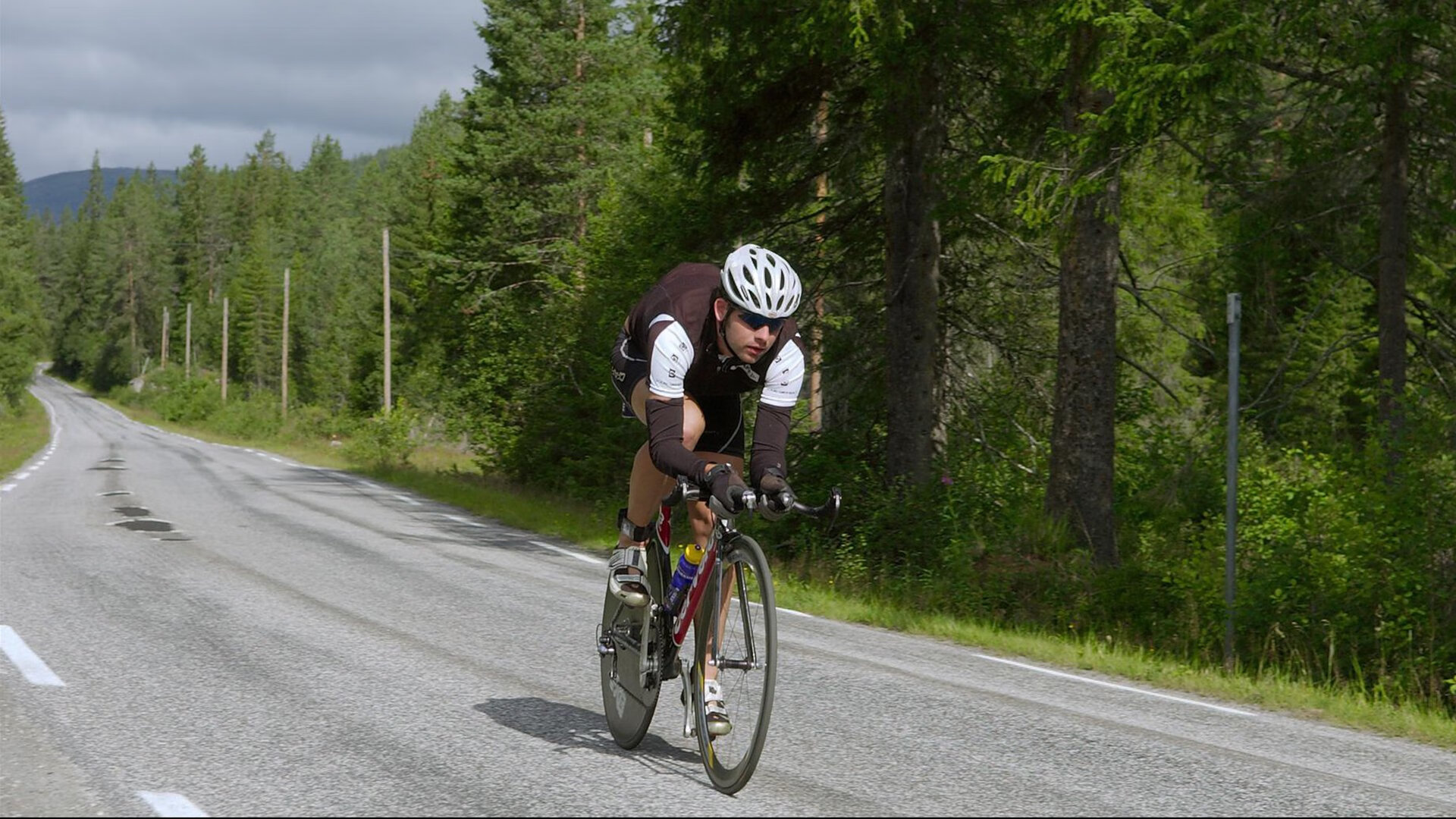 努涅斯闪电双响撕裂防线，沙特沙漠之盾难阻新西兰风暴
