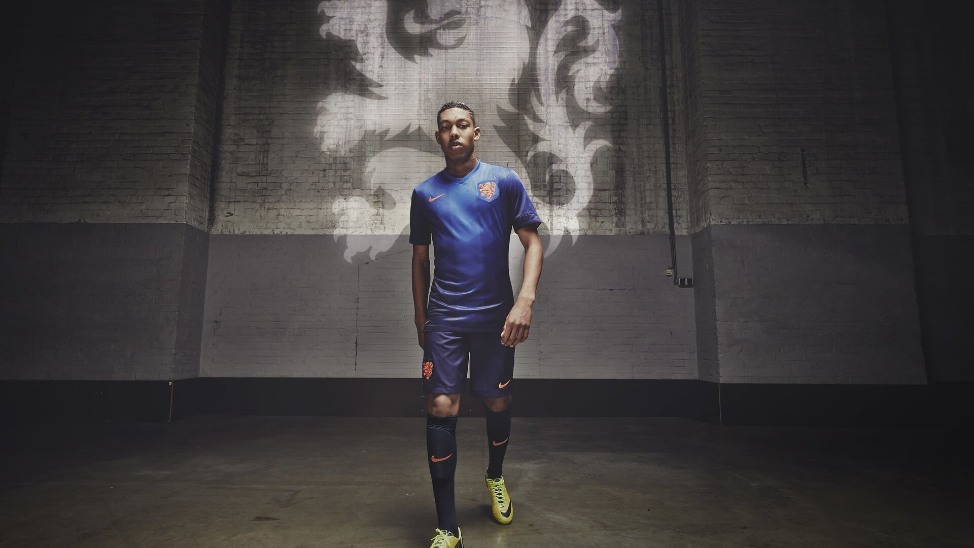 年度焦点之战之夜,阿拉巴高光表现,定义现代后卫的艺术